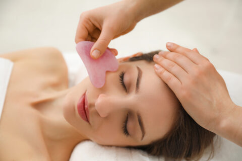 Professioneller Gua Sha Face Lymphdrainage Kurs inkl. Zertifikat. Lernen Sie Gesichtsmassage, Hautwissen und Praxis am Modell. Jetzt Platz sichern