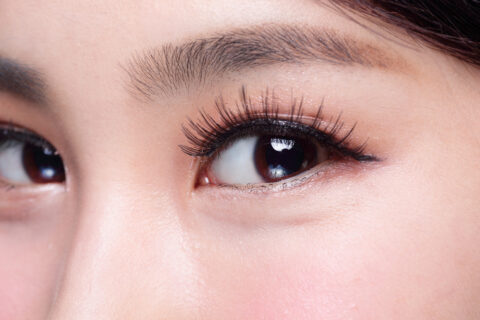 Koreanisches & Klassisches Lash Lifting Stylist – Ausbildung inkl. Zertifikat | CHF 690.– Zwei moderne Lash-Lifting-Techniken in nur einem Fachkurs Sie möchten professionelles Lash Lifting lernen und Ihren Kundinnen sowohl die klassische als auch die moderne koreanische Technik anbieten? In unserer Koreanisches & Klassisches Lash Lifting Ausbildung in Dielsdorf bei Zürich lernen Sie zwei gefragte Methoden des professionellen Wimpernliftings – praxisnah, verständlich und Schritt für Schritt. Der Fachkurs eignet sich sowohl für Einsteigerinnen und Einsteiger als auch für Kosmetiker/innen, Lash & Brow Artists und Beauty Professionals, die ihr Angebot um eine zusätzliche Behandlung erweitern möchten. Kursgebühr: CHF 690.– Inklusive Zertifikat Schulungsort: Dielsdorf ZH bei Zürich Zwei Lash-Lifting-Techniken in einer Ausbildung Lash Lifting ist eine beliebte Beauty-Behandlung, bei der die eigenen Naturwimpern optisch angehoben, geformt und definiert werden – ganz ohne Wimpernverlängerung. In unserem Fachkurs lernen Sie sowohl das klassische Lash Lifting als auch das Korean Lash Lifting kennen. Dabei erfahren Sie nicht nur, wie beide Techniken professionell durchgeführt werden, sondern auch, welche Methode sich für unterschiedliche Naturwimpern, Wuchsrichtungen und gewünschte Ergebnisse eignet. So können Sie Ihre zukünftigen Kundinnen individuell beraten und die passende Lash-Lifting-Technik auswählen. Was ist klassisches Lash Lifting? Beim klassischen Lash Lifting werden die Naturwimpern mithilfe eines geeigneten Silikonpads bzw. Shields angehoben und in die gewünschte Form gebracht. Durch professionelle Lifting- und Fixierungsprodukte wird die neue Wimpernform stabilisiert. Das Ergebnis kann die Naturwimpern optisch länger, geschwungener und ausdrucksstärker erscheinen lassen. Das lernen Sie beim klassischen Lash Lifting: Professionelle Beurteilung der Naturwimpern Vorbereitung und gründliche Reinigung der Wimpern Auswahl der passenden Shield- bzw. Pad-Grösse Korrektes Platzieren des Silikonpads Präzises und sauberes Ausrichten der Naturwimpern Professionelle Anwendung der Lifting-Produkte Einwirkzeiten richtig beurteilen Fixierung der gewünschten Wimpernform Professionelles Färben der Wimpern Pflege und Finish Häufige Fehler erkennen und vermeiden Was ist Korean Lash Lifting? Das Korean Lash Lifting ist eine moderne Variante des professionellen Wimpernliftings und orientiert sich an aktuellen koreanischen Lash-Lifting-Techniken. Im Mittelpunkt stehen eine besonders präzise Ausrichtung der Naturwimpern, kontrolliertes Arbeiten und ein sauberes, harmonisches Ergebnis. Abhängig von den vorhandenen Naturwimpern und dem gewünschten Look kann ein dezenter, natürlicher Lift oder ein stärker sichtbarer Lifting-Effekt erzielt werden. Das lernen Sie beim Korean Lash Lifting: Grundlagen und Besonderheiten der koreanischen Lash-Lifting-Technik Unterschiede zwischen Korean Lash Lifting und klassischem Lash Lifting Professionelle Vorbereitung der Naturwimpern Präzises Arbeiten am Wimpernansatz Kontrollierte Ausrichtung der einzelnen Wimpern Auswahl der geeigneten Form Arbeiten mit unterschiedlichen Wimpernlängen Umgang mit verschiedenen Wuchsrichtungen Kontrollierte Anwendung der verwendeten Produkte Gleichmässiges Lifting vom inneren bis zum äusseren Augenbereich Natürliches, modernes und harmonisches Finish Koreanisches oder klassisches Lash Lifting – was ist besser? Nicht jede Lash-Lifting-Technik ist automatisch für jede Kundin geeignet. Deshalb lernen Sie in unserer Lash Lifting Schulung, die vorhandenen Naturwimpern vor der Behandlung professionell zu beurteilen. Klassisches Lash Lifting eignet sich besonders für Kundinnen, die einen klar definierten Schwung und einen klassischen Lifting-Look wünschen. Koreanisches Lash Lifting bietet zusätzliche Möglichkeiten für einen modernen, präzisen und individuell angepassten Wimpern-Look. Nach der Schulung können Sie anhand von Wimpernstruktur, Länge, Wuchsrichtung und Kundenwunsch besser entscheiden, welche Methode für die jeweilige Kundin geeignet ist. Praxisorientierte Lash-Lifting-Ausbildung am Modell Bei uns steht nicht nur die Theorie im Mittelpunkt. Ein wichtiger Bestandteil der Ausbildung ist das praktische Arbeiten am Modell. Bitte bringen Sie für den praktischen Teil ein eigenes Modell mit. Die einzelnen Arbeitsschritte werden zunächst verständlich erklärt und demonstriert. Anschliessend führen Sie die Behandlung unter fachlicher Anleitung selbst durch. Beim praktischen Training achten wir besonders auf: Professionelle Vorbereitung Sauberes und hygienisches Arbeiten Symmetrische Ergebnisse Korrekte Positionierung der Shields/Pads Präzise Wimpernausrichtung Kontrollierte Einwirkzeiten Schutz der Haut und Augenpartie Gleichmässiges Lifting Professionelles Finish So gewinnen Sie mehr Sicherheit bei der praktischen Durchführung und können die erlernten Arbeitsschritte später professionell in Ihren Beauty-Alltag integrieren. Sicherheit, Hygiene und Kontraindikationen Professionelles Lash Lifting bedeutet nicht nur ein schönes Ergebnis. Ebenso wichtig sind Hygiene, Sicherheit und eine sorgfältige Beurteilung der Kundin vor der Behandlung. Im Fachkurs besprechen wir unter anderem: Empfindliche oder gereizte Augenpartien Hautreizungen und Verletzungen Bekannte Unverträglichkeiten Geschwächte oder stark beanspruchte Naturwimpern Hygienisches Arbeiten im sensiblen Augenbereich Sicheren und korrekten Umgang mit den verwendeten Produkten Die jeweiligen Herstellerangaben, Einwirkzeiten sowie Sicherheits- und Anwendungshinweise der eingesetzten Produkte sind immer einzuhalten. Für wen eignet sich die Lash Lifting Ausbildung? Unsere Lash Lifting Ausbildung in Dielsdorf bei Zürich eignet sich für: Einsteigerinnen und Einsteiger Kosmetikerinnen und Kosmetiker Lash Artists Brow Artists Beauty Professionals Mitarbeitende aus Kosmetik- und Beauty-Studios Selbstständige, die ihr Behandlungsangebot erweitern möchten Erfahrene Lash Artists, die zusätzlich Korean Lash Lifting kennenlernen möchten Warum zwei Lash-Lifting-Techniken lernen? Kundinnen haben unterschiedliche Naturwimpern und unterschiedliche Vorstellungen vom gewünschten Ergebnis. Wer mehrere Techniken beherrscht, kann individueller arbeiten. Mit unserer Ausbildung lernen Sie klassisches und koreanisches Lash Lifting in einem Fachkurs. Dadurch erweitern Sie Ihr Fachwissen und können Ihren zukünftigen Kundinnen verschiedene Möglichkeiten des professionellen Wimpernliftings anbieten. Zertifikat nach erfolgreicher Kursteilnahme Nach erfolgreicher Teilnahme an der Schulung erhalten Sie Ihr Zertifikat: KOREANISCHES & KLASSISCHES LASH LIFTING STYLIST Das Zertifikat bestätigt Ihre Teilnahme an unserem Fachkurs und die vermittelten theoretischen und praktischen Kursinhalte. Jetzt Lash Lifting Ausbildung in Zürich buchen Sie möchten Lash Lifting professionell lernen, Korean Lash Lifting kennenlernen und gleichzeitig die klassische Technik beherrschen? Dann ist unser Kombinationskurs eine ideale Möglichkeit, zwei unterschiedliche Lash-Lifting-Techniken in einer praxisorientierten Schulung zu erlernen. Koreanisches & Klassisches Lash Lifting Stylist Fachkurs inkl. Zertifikat Kursgebühr: CHF 690.– Face & Body Ästhetik Academy Wehntalerstrasse 40 8157 Dielsdorf ZH Schweiz Telefon: +41 78 221 20 11 Website: faceandbody-aesthetik.ch