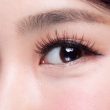 Koreanisches & Klassisches Lash Lifting Stylist – Ausbildung inkl. Zertifikat | CHF 690.– Zwei moderne Lash-Lifting-Techniken in nur einem Fachkurs Sie möchten professionelles Lash Lifting lernen und Ihren Kundinnen sowohl die klassische als auch die moderne koreanische Technik anbieten? In unserer Koreanisches & Klassisches Lash Lifting Ausbildung in Dielsdorf bei Zürich lernen Sie zwei gefragte Methoden des professionellen Wimpernliftings – praxisnah, verständlich und Schritt für Schritt. Der Fachkurs eignet sich sowohl für Einsteigerinnen und Einsteiger als auch für Kosmetiker/innen, Lash & Brow Artists und Beauty Professionals, die ihr Angebot um eine zusätzliche Behandlung erweitern möchten. Kursgebühr: CHF 690.– Inklusive Zertifikat Schulungsort: Dielsdorf ZH bei Zürich Zwei Lash-Lifting-Techniken in einer Ausbildung Lash Lifting ist eine beliebte Beauty-Behandlung, bei der die eigenen Naturwimpern optisch angehoben, geformt und definiert werden – ganz ohne Wimpernverlängerung. In unserem Fachkurs lernen Sie sowohl das klassische Lash Lifting als auch das Korean Lash Lifting kennen. Dabei erfahren Sie nicht nur, wie beide Techniken professionell durchgeführt werden, sondern auch, welche Methode sich für unterschiedliche Naturwimpern, Wuchsrichtungen und gewünschte Ergebnisse eignet. So können Sie Ihre zukünftigen Kundinnen individuell beraten und die passende Lash-Lifting-Technik auswählen. Was ist klassisches Lash Lifting? Beim klassischen Lash Lifting werden die Naturwimpern mithilfe eines geeigneten Silikonpads bzw. Shields angehoben und in die gewünschte Form gebracht. Durch professionelle Lifting- und Fixierungsprodukte wird die neue Wimpernform stabilisiert. Das Ergebnis kann die Naturwimpern optisch länger, geschwungener und ausdrucksstärker erscheinen lassen. Das lernen Sie beim klassischen Lash Lifting: Professionelle Beurteilung der Naturwimpern Vorbereitung und gründliche Reinigung der Wimpern Auswahl der passenden Shield- bzw. Pad-Grösse Korrektes Platzieren des Silikonpads Präzises und sauberes Ausrichten der Naturwimpern Professionelle Anwendung der Lifting-Produkte Einwirkzeiten richtig beurteilen Fixierung der gewünschten Wimpernform Professionelles Färben der Wimpern Pflege und Finish Häufige Fehler erkennen und vermeiden Was ist Korean Lash Lifting? Das Korean Lash Lifting ist eine moderne Variante des professionellen Wimpernliftings und orientiert sich an aktuellen koreanischen Lash-Lifting-Techniken. Im Mittelpunkt stehen eine besonders präzise Ausrichtung der Naturwimpern, kontrolliertes Arbeiten und ein sauberes, harmonisches Ergebnis. Abhängig von den vorhandenen Naturwimpern und dem gewünschten Look kann ein dezenter, natürlicher Lift oder ein stärker sichtbarer Lifting-Effekt erzielt werden. Das lernen Sie beim Korean Lash Lifting: Grundlagen und Besonderheiten der koreanischen Lash-Lifting-Technik Unterschiede zwischen Korean Lash Lifting und klassischem Lash Lifting Professionelle Vorbereitung der Naturwimpern Präzises Arbeiten am Wimpernansatz Kontrollierte Ausrichtung der einzelnen Wimpern Auswahl der geeigneten Form Arbeiten mit unterschiedlichen Wimpernlängen Umgang mit verschiedenen Wuchsrichtungen Kontrollierte Anwendung der verwendeten Produkte Gleichmässiges Lifting vom inneren bis zum äusseren Augenbereich Natürliches, modernes und harmonisches Finish Koreanisches oder klassisches Lash Lifting – was ist besser? Nicht jede Lash-Lifting-Technik ist automatisch für jede Kundin geeignet. Deshalb lernen Sie in unserer Lash Lifting Schulung, die vorhandenen Naturwimpern vor der Behandlung professionell zu beurteilen. Klassisches Lash Lifting eignet sich besonders für Kundinnen, die einen klar definierten Schwung und einen klassischen Lifting-Look wünschen. Koreanisches Lash Lifting bietet zusätzliche Möglichkeiten für einen modernen, präzisen und individuell angepassten Wimpern-Look. Nach der Schulung können Sie anhand von Wimpernstruktur, Länge, Wuchsrichtung und Kundenwunsch besser entscheiden, welche Methode für die jeweilige Kundin geeignet ist. Praxisorientierte Lash-Lifting-Ausbildung am Modell Bei uns steht nicht nur die Theorie im Mittelpunkt. Ein wichtiger Bestandteil der Ausbildung ist das praktische Arbeiten am Modell. Bitte bringen Sie für den praktischen Teil ein eigenes Modell mit. Die einzelnen Arbeitsschritte werden zunächst verständlich erklärt und demonstriert. Anschliessend führen Sie die Behandlung unter fachlicher Anleitung selbst durch. Beim praktischen Training achten wir besonders auf: Professionelle Vorbereitung Sauberes und hygienisches Arbeiten Symmetrische Ergebnisse Korrekte Positionierung der Shields/Pads Präzise Wimpernausrichtung Kontrollierte Einwirkzeiten Schutz der Haut und Augenpartie Gleichmässiges Lifting Professionelles Finish So gewinnen Sie mehr Sicherheit bei der praktischen Durchführung und können die erlernten Arbeitsschritte später professionell in Ihren Beauty-Alltag integrieren. Sicherheit, Hygiene und Kontraindikationen Professionelles Lash Lifting bedeutet nicht nur ein schönes Ergebnis. Ebenso wichtig sind Hygiene, Sicherheit und eine sorgfältige Beurteilung der Kundin vor der Behandlung. Im Fachkurs besprechen wir unter anderem: Empfindliche oder gereizte Augenpartien Hautreizungen und Verletzungen Bekannte Unverträglichkeiten Geschwächte oder stark beanspruchte Naturwimpern Hygienisches Arbeiten im sensiblen Augenbereich Sicheren und korrekten Umgang mit den verwendeten Produkten Die jeweiligen Herstellerangaben, Einwirkzeiten sowie Sicherheits- und Anwendungshinweise der eingesetzten Produkte sind immer einzuhalten. Für wen eignet sich die Lash Lifting Ausbildung? Unsere Lash Lifting Ausbildung in Dielsdorf bei Zürich eignet sich für: Einsteigerinnen und Einsteiger Kosmetikerinnen und Kosmetiker Lash Artists Brow Artists Beauty Professionals Mitarbeitende aus Kosmetik- und Beauty-Studios Selbstständige, die ihr Behandlungsangebot erweitern möchten Erfahrene Lash Artists, die zusätzlich Korean Lash Lifting kennenlernen möchten Warum zwei Lash-Lifting-Techniken lernen? Kundinnen haben unterschiedliche Naturwimpern und unterschiedliche Vorstellungen vom gewünschten Ergebnis. Wer mehrere Techniken beherrscht, kann individueller arbeiten. Mit unserer Ausbildung lernen Sie klassisches und koreanisches Lash Lifting in einem Fachkurs. Dadurch erweitern Sie Ihr Fachwissen und können Ihren zukünftigen Kundinnen verschiedene Möglichkeiten des professionellen Wimpernliftings anbieten. Zertifikat nach erfolgreicher Kursteilnahme Nach erfolgreicher Teilnahme an der Schulung erhalten Sie Ihr Zertifikat: KOREANISCHES & KLASSISCHES LASH LIFTING STYLIST Das Zertifikat bestätigt Ihre Teilnahme an unserem Fachkurs und die vermittelten theoretischen und praktischen Kursinhalte. Jetzt Lash Lifting Ausbildung in Zürich buchen Sie möchten Lash Lifting professionell lernen, Korean Lash Lifting kennenlernen und gleichzeitig die klassische Technik beherrschen? Dann ist unser Kombinationskurs eine ideale Möglichkeit, zwei unterschiedliche Lash-Lifting-Techniken in einer praxisorientierten Schulung zu erlernen. Koreanisches & Klassisches Lash Lifting Stylist Fachkurs inkl. Zertifikat Kursgebühr: CHF 690.– Face & Body Ästhetik Academy Wehntalerstrasse 40 8157 Dielsdorf ZH Schweiz Telefon: +41 78 221 20 11 Website: faceandbody-aesthetik.ch