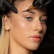 # Zertifizierte Powder Brows Artist Ausbildung in Zürich – inkl. Zertifikat | CHF 950.– **Lernen Sie die professionelle Powder-Brows-Technik und erweitern Sie Ihr Angebot im Bereich Permanent Make-up.** Mit unserer **1-tägigen Powder Brows Artist Ausbildung in Dielsdorf bei Zürich** erlernen Sie Schritt für Schritt die professionelle Pigmentierung und Schattierung der Augenbrauen. Die Schulung verbindet fundierte theoretische Grundlagen mit intensivem praktischem Training. Powder Brows gehören zu den gefragten Techniken im modernen **Permanent Make-up (PMU)**. Durch eine spezielle Schattierungstechnik entsteht ein gleichmässiger, weicher Pudereffekt – von dezent und natürlich bis ausdrucksstärker, passend zum individuellen Kundenwunsch. ## Powder Brows als attraktive Erweiterung für Ihr Kosmetikstudio Eine professionelle Powder-Brows-Behandlung kann eine interessante zusätzliche Einnahmequelle für Kosmetikerinnen, Beauty Professionals und selbstständige Permanent Make-up Artists sein. Je nach Behandlungspreis und Anzahl Kundinnen bietet die Dienstleistung ein attraktives **Umsatzpotenzial von mehreren hundert Franken pro Behandlung**. Als Powder Brows Artist profitieren Sie von: * einer gefragten Dienstleistung im Beauty- und Permanent-Make-up-Bereich * attraktiven Behandlungspreisen * flexiblen Arbeitszeiten * der Möglichkeit zur selbstständigen Tätigkeit * einer professionellen Erweiterung Ihres bestehenden Kosmetikangebots ## Was sind Powder Brows? Powder Brows sind eine moderne **Permanent-Make-up-Technik für Augenbrauen**, bei der Farbpigmente mithilfe eines PMU-Geräts kontrolliert in die Haut eingebracht werden. Anders als bei einer Härchenzeichnung entsteht eine feine Schattierung mit einem **weichen, pudrigen Verlauf**. Ziel ist eine harmonische und optisch gleichmässige Augenbrauenform, die individuell an Gesicht, Haut und gewünschte Intensität angepasst werden kann. ## Das lernen Sie in der Powder Brows Ausbildung Unsere intensive Schulung vermittelt die wesentlichen Kenntnisse und praktischen Fertigkeiten, die Sie für den Einstieg in die Powder-Brows-Technik benötigen. **Schulungsinhalte:** * Einführung in die Powder-Brows-Technik * Hygienevorschriften und professionelles Arbeiten * Grundlagen der Haut * Nebenwirkungen und Kontraindikationen * Einverständniserklärung und Kundeninformation * professionelle Augenbrauenvermessung * Augenbrauenform und der Goldene Schnitt * Vorzeichnung der Augenbrauen mit dem Zirkel * Einführung in die Puder- und Schattierungstechnik * erstes Pigmentieren auf der Übungsmatte * Schattieren mit dem PMU-Gerät * korrekte Spanntechnik * Pflegehinweise und Nachbehandlung * praktische Tipps für die Arbeit als Powder Brows Artist ## Intensives praktisches Training Der Schwerpunkt unserer **Powder Brows Schulung** liegt auf der praktischen Anwendung. Sie üben zunächst auf einer Latex- bzw. Übungsmatte und lernen dabei den kontrollierten Umgang mit dem Gerät sowie die notwendigen Bewegungs- und Schattierungstechniken. Anschliessend besteht die Möglichkeit, das Gelernte an einem Modell praktisch umzusetzen. ## Modell Für die praktische Arbeit am Modell wird **ab ca. 13:00 Uhr ein geeignetes Modell benötigt**. Das Modell wird von der Teilnehmerin bzw. dem Teilnehmer selbst organisiert. Alternativ kann die praktische Schulung vollständig auf der Latex- bzw. Übungsmatte durchgeführt werden. ## Kursdauer **1 intensiver Schulungstag** Die genaue Dauer kann je nach Übungstempo, Vorkenntnissen und individuellem Unterstützungsbedarf der Teilnehmerinnen und Teilnehmer variieren. ## In der Kursgebühr enthalten In Ihrer Kursgebühr sind enthalten: * Arbeitsmaterialien während der Schulung * Verbrauchs- und Hilfsmaterialien * ausführliches Schulungsskript in Papierform * praktische Übungen * persönliche Betreuung während des Kurses * **Zertifikat „Powder Brows Artist“** ## Schulungsgebühr **CHF 950.– inkl. Zertifikat** ## Powder Brows Ausbildung in Dielsdorf bei Zürich Die Ausbildung findet bei der **Face & Body Ästhetik Academy in 8157 Dielsdorf, Kanton Zürich** statt und eignet sich besonders für Teilnehmerinnen und Teilnehmer aus **Zürich, Winterthur, Bülach, Baden, Aargau und der gesamten Schweiz**. Nutzen Sie die Möglichkeit, Ihr Fachwissen im Bereich **Permanent Make-up und Augenbrauenpigmentierung** zu erweitern und Powder Brows professionell in Ihr Beauty-Angebot zu integrieren. **Jetzt Powder Brows Artist Ausbildung buchen und Ihren nächsten Schritt im Permanent Make-up Bereich machen.** ### Häufige Fragen zur Powder Brows Ausbildung **Wie lange dauert die Powder Brows Ausbildung?** Die Ausbildung dauert einen intensiven Schulungstag. Die genaue Dauer richtet sich auch nach dem individuellen Übungstempo. **Benötige ich ein eigenes Modell?** Wenn Sie praktisch an einem Modell arbeiten möchten, bringen Sie bitte ein geeignetes Modell für den Praxisteil ab ca. 13:00 Uhr mit. Alternativ kann auf einer Latex-Übungsmatte gearbeitet werden. **Erhalte ich nach dem Kurs ein Zertifikat?** Ja. Nach Abschluss der Schulung erhalten Sie ein Zertifikat als **Powder Brows Artist**. **Sind Materialien im Kurspreis enthalten?** Ja. Die während der Schulung benötigten Arbeits-, Verbrauchs- und Hilfsmaterialien sowie das Schulungsskript sind in der Kursgebühr enthalten. **Wo findet die Powder Brows Schulung statt?** Die Schulung findet bei der Face & Body Ästhetik Academy in **8157 Dielsdorf bei Zürich, Schweiz** statt.